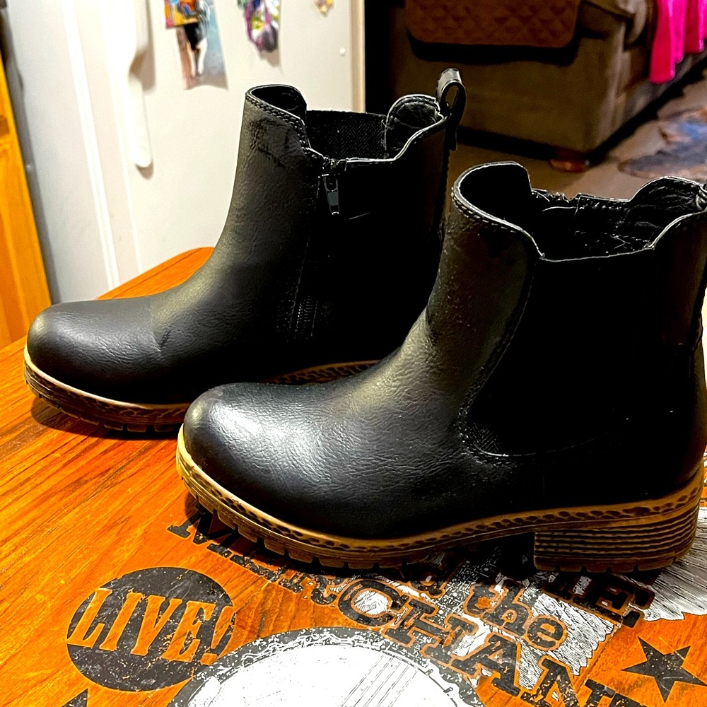 Maurice Boots Size 8 - very comfortable boot for a less expensive brand.